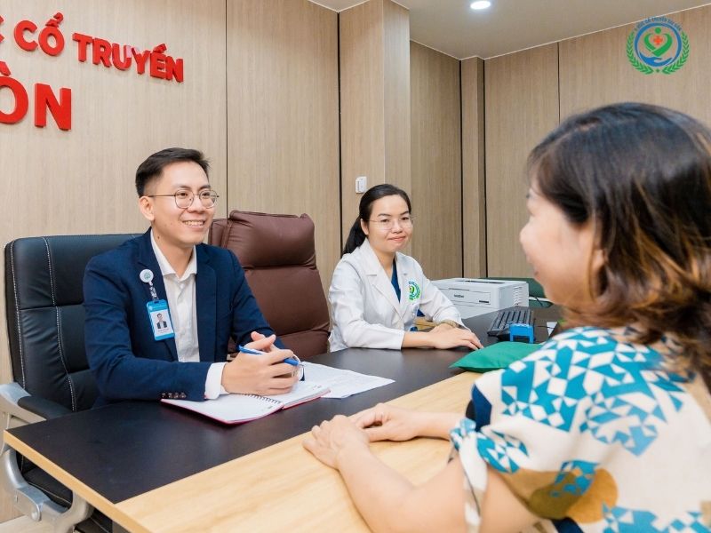 Bệnh nhân được tư vấn tư tâm lý trị liệu mất ngủ tại YHCT Sài Gòn