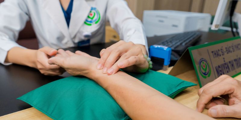 Bác sĩ sẽ tiến hành bắt mạch, thăm khám lâm sàng để xác định nguyên nhân gây mất ngủ